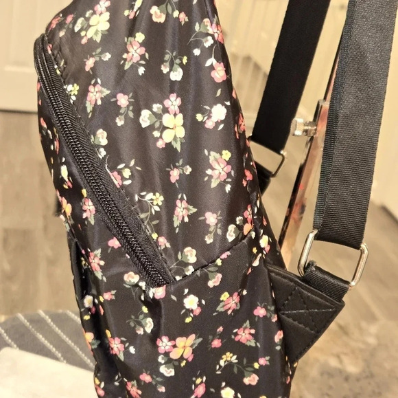 Backpack - Picture 3 of 9